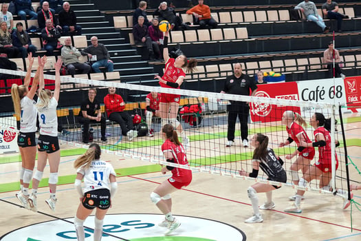 Volleyball professional Saana Lindgren attacking